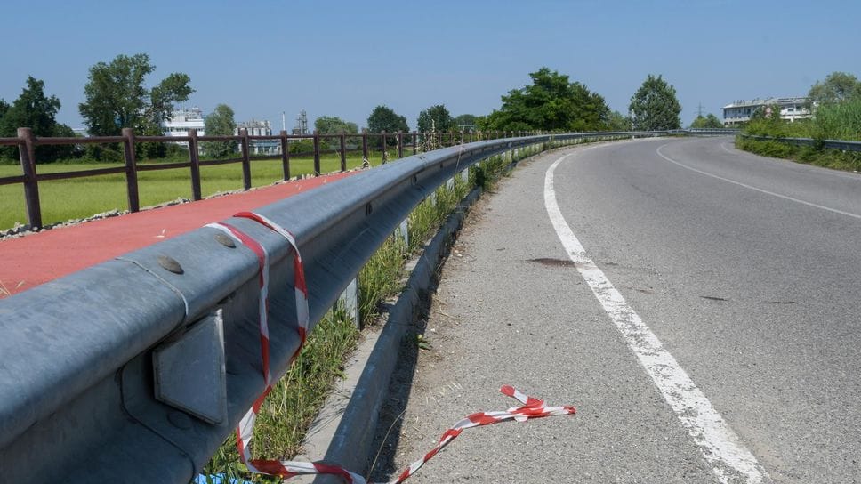 Con la moto contro il guard rail a Paullo, fuori pericolo il 30enne di Cervignano 