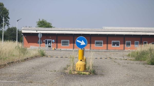 Incendio all’ex Renault di San Colombano, soccorse due persone