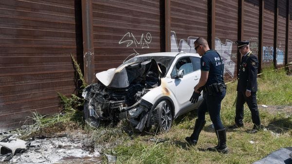 Intrappolati nell’auto in fiamme dopo lo schianto, marito e moglie restano gravissimi