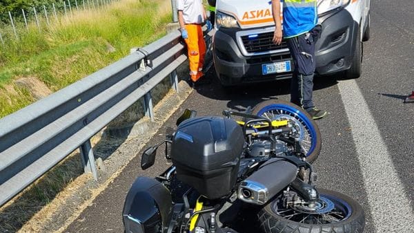 Auto pirata fa cadere una moto in A1 e non si ferma