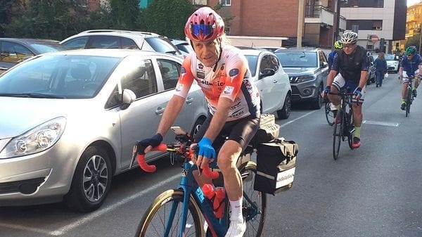 Melegnano: fa il suo giro d’Italia per  la sicurezza dei ciclisti e si rompe la spalla per una buca