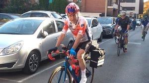 Melegnano: fa il suo giro d’Italia per  la sicurezza dei ciclisti e si rompe la spalla per una buca