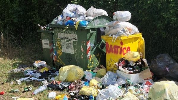 Adda invasa dai rifiuti: plastica e barbecue minacciano le rive