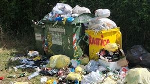 Adda invasa dai rifiuti: plastica e barbecue minacciano le rive