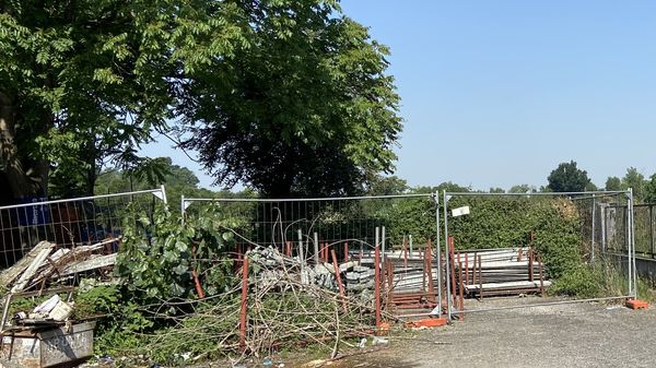 «L’abitante del caravan sfrattato da due persone»
