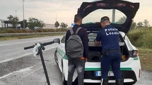 Prime multe per i monopattini, due giovani “pescati” senza targa