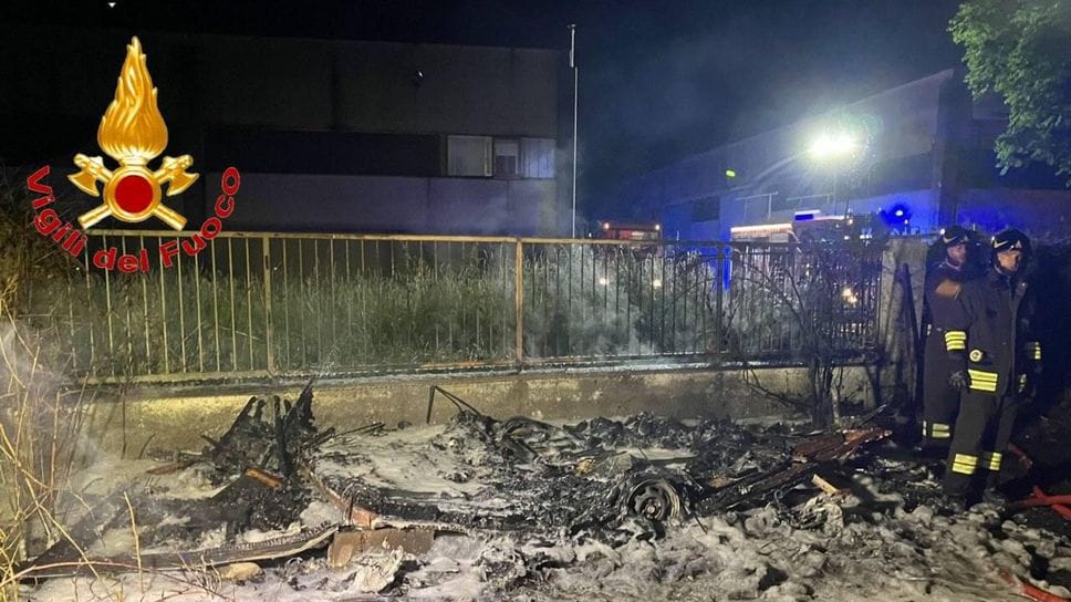 Roulotte in fiamme in zona Martinetta