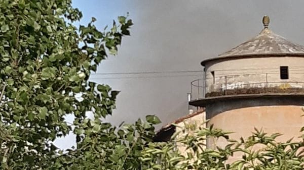 Caselle Landi: si incendia il fieno, danni a un edificio