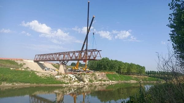 ORIO LITTA Gru al lavoro nel cantiere del nuovo ponte della ciclovia VenTo VIDEO