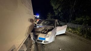 Schianto contro un furgone nella notte sulla Binasca