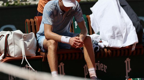 Sinner crolla dopo un malore Addio al sogno Roland Garros