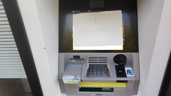 Tribiano, Postamat scassinato nella notte