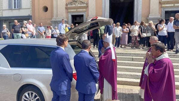 Casale, l’ultimo abbraccio dei fedeli a don Giuseppe Spizzi