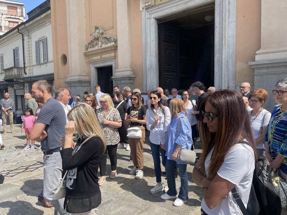 Casale, l’ultimo abbraccio dei fedeli a don Giuseppe Spizzi