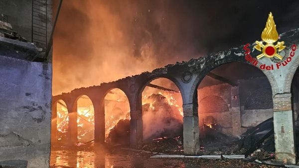 San Giuliano: cascina Rancate devastata da un incendio - VIDEO
