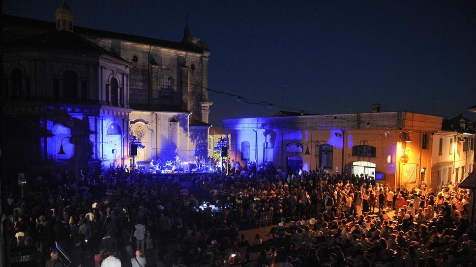 Capossela in viaggio tra i sogni di una comunità immaginaria
