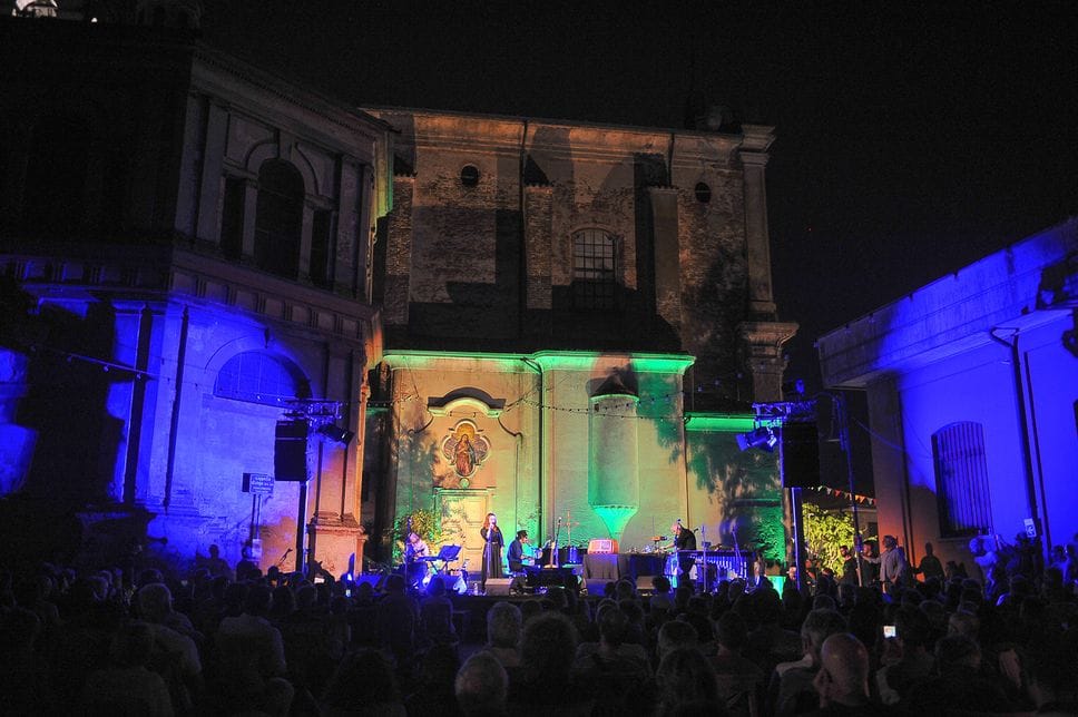 Capossela in viaggio tra i sogni di una comunità immaginaria