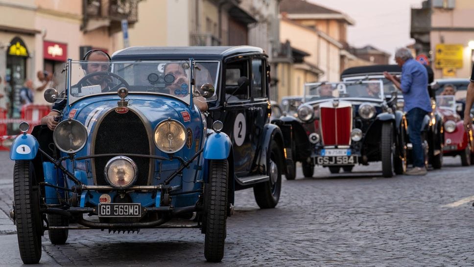 Il fascino delle auto d’epoca ai piedi del castello Morando Bolognini: successo per l’evento del Ferrari Club