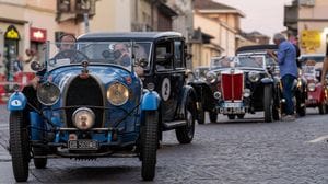 Il fascino delle auto d’epoca ai piedi del castello Morando Bolognini: successo per l’evento del Ferrari Club