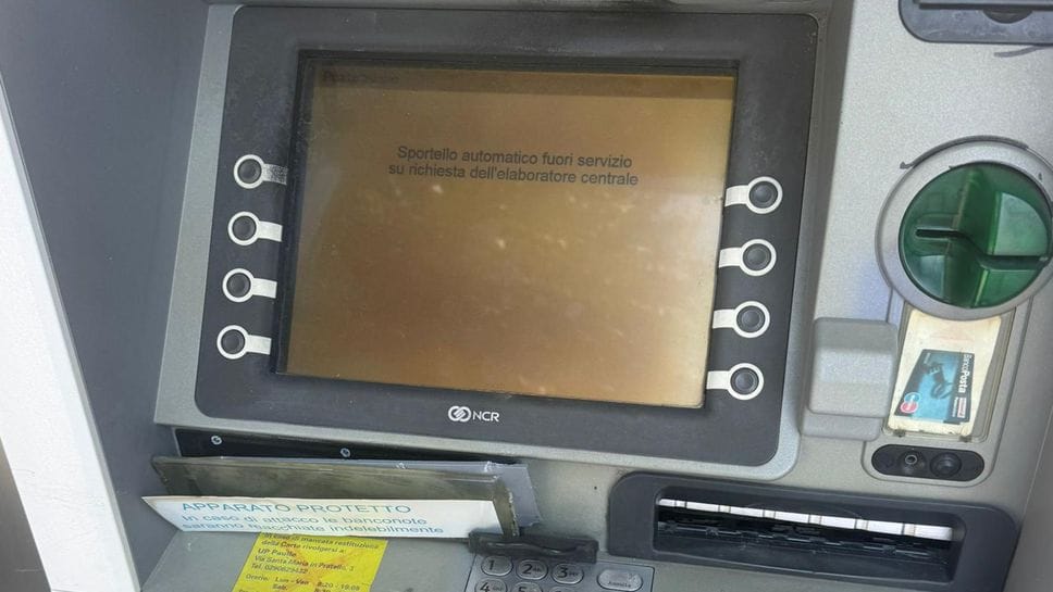 Si sospetta ci sia una Lancia Y rubata dietro l’assalto al Postamat di Tribiano: indagini in corso