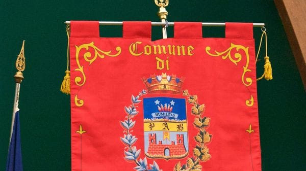 Il gonfalone del Comune di Borghetto rubato e vandalizzato