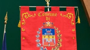 Il gonfalone del Comune di Borghetto rubato e vandalizzato