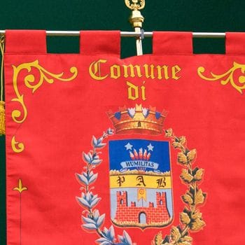 Il gonfalone del Comune di Borghetto rubato e vandalizzato