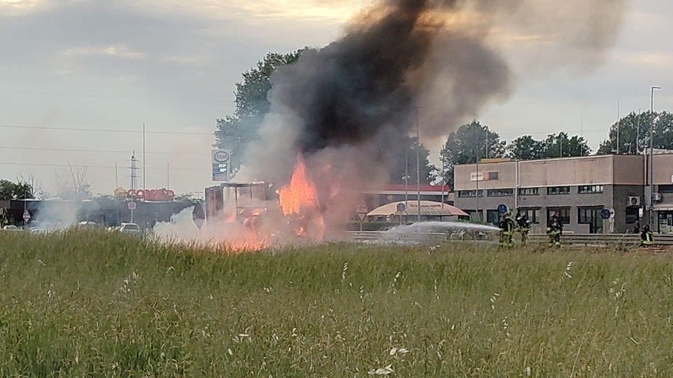 Lodi Vecchio, tir in fiamme sulla provinciale