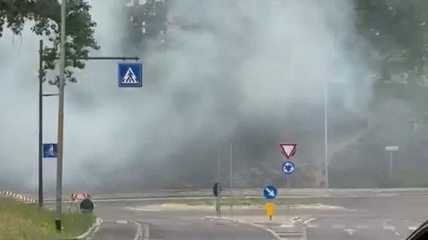 Piumini  in fiamme in via Sforza, i vigili del fuoco evitano il peggio