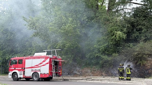 Rogo di piumini, il fumo invade le corsie di Via Sforza a Lodi: intervengono i vigili del fuoco VIDEO