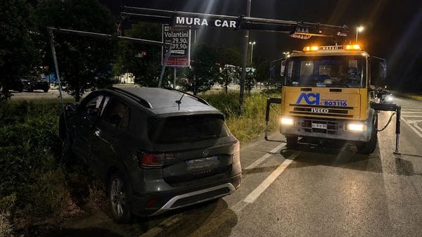 Schianto tra due auto sulla via Emilia a San Martino, soccorse due persone