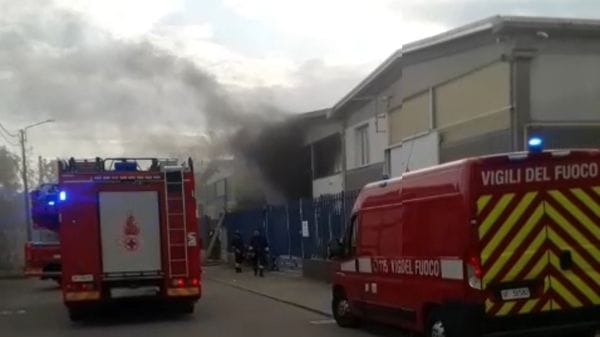 Scoppia l’incendio in una carrozzeria, timori per un lavoratore all’interno