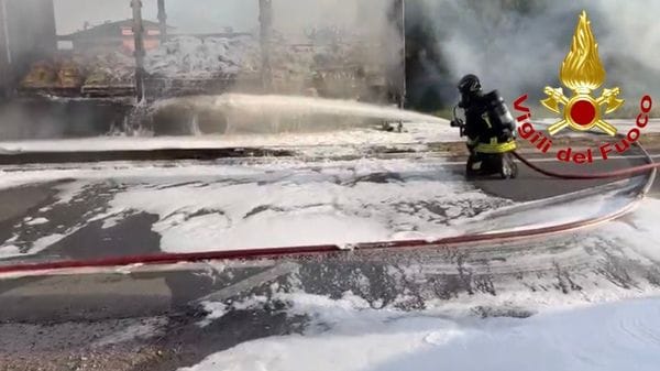 Un autotreno in fiamme lungo la  sp 115, circolazione deviata e messa in sicurezza
