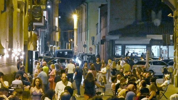 Una ragazza soccorsa nella “movida” in centro