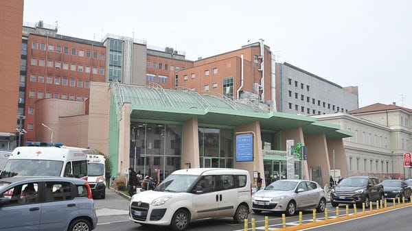 Ancora problemi per la viabilità davanti all’ospedale: 90enne ferito in un tamponamento