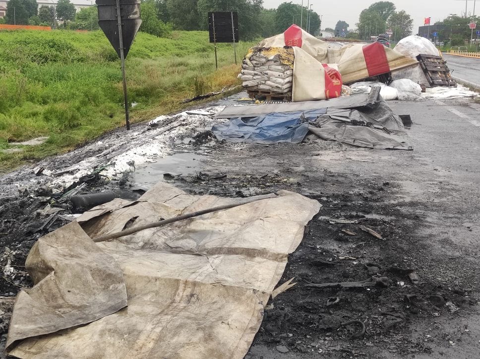 Autotreno a fuoco sulla Sp 115, chiusa la corsia in direzione Lodi: disagi al traffico  in mattinata 