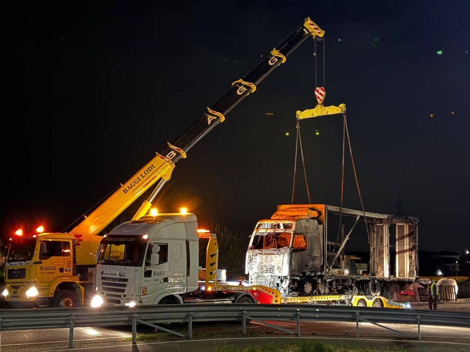 Autotreno a fuoco sulla Sp 115, chiusa la corsia in direzione Lodi: disagi al traffico  in mattinata 