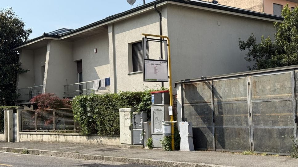 Lodi, fermata del bus senza pensilina: «Passeggeri sotto la pioggia»