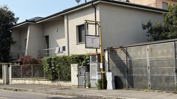 Lodi, fermata del bus senza pensilina: «Passeggeri sotto la pioggia»