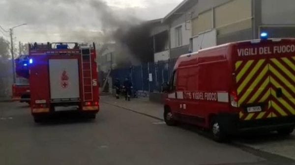 Scoppia l’incendio in una carrozzeria, timori per un lavoratore all’interno