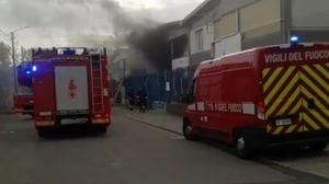 Scoppia l’incendio in una carrozzeria, timori per un lavoratore all’interno