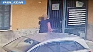 Si fa accompagnare alla chiesa e le ruba la collana da mille euro