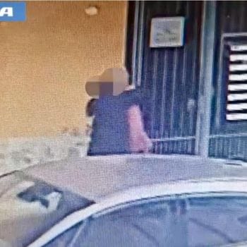 Si fa accompagnare alla chiesa e le ruba la collana da mille euro