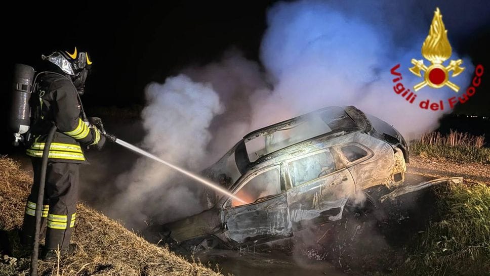 Suv abbandonato nei campi e incendiato a Valera, intervengono i vigili del fuoco