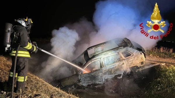 Suv abbandonato nei campi e incendiato a Valera, intervengono i vigili del fuoco