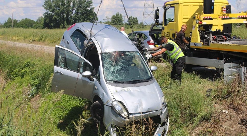 Auto fuori strada nella notte, una donna di 29 anni è deceduta: si procederà con l’autopsia