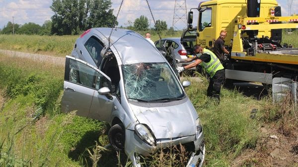 Auto fuori strada nella notte, una donna di 29 anni è deceduta: si procederà con l’autopsia