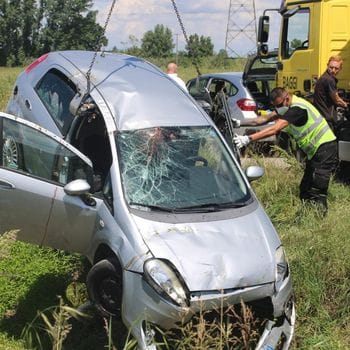 Auto fuori strada nella notte, una donna di 29 anni è deceduta: si procederà con l’autopsia