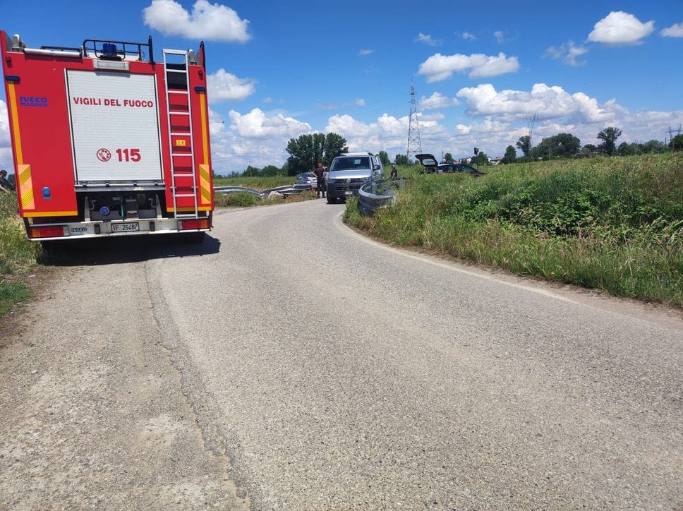 Auto fuori strada nella notte, una donna di 29 anni è deceduta: si procederà con l’autopsia