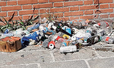 I volontari ripuliscono la fontana  in disuso di piazzale Matteotti a Lodi